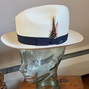 *NEW & UNUSED* Bailey White Straw Fedora with Navy Band and Feather
